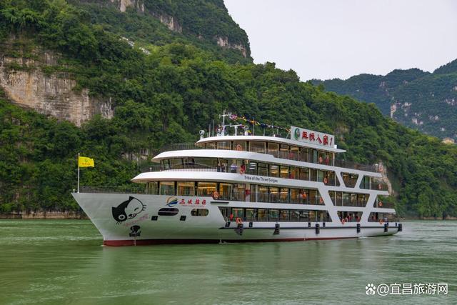 很多朋友抵達宜昌后都想坐船游三峽,特別是想坐船游西陵峽,去三峽人家