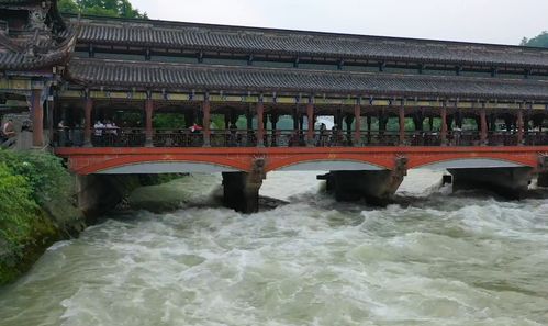 它遠不及三峽大壩規模龐大,灌區有30余縣市,卻造福四川兩千多年