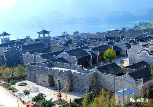 啥事兒 昨日上午一大幫人在巫山九碼頭忙活