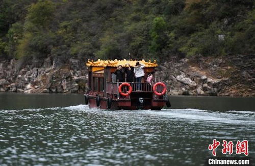 三峽冬季旅游迎來熱潮 游客乘船賞巫峽美景