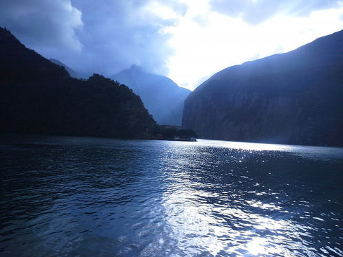 三峽旅游的主要方式,宜昌或重慶出發(fā)乘船游覽長江三峽